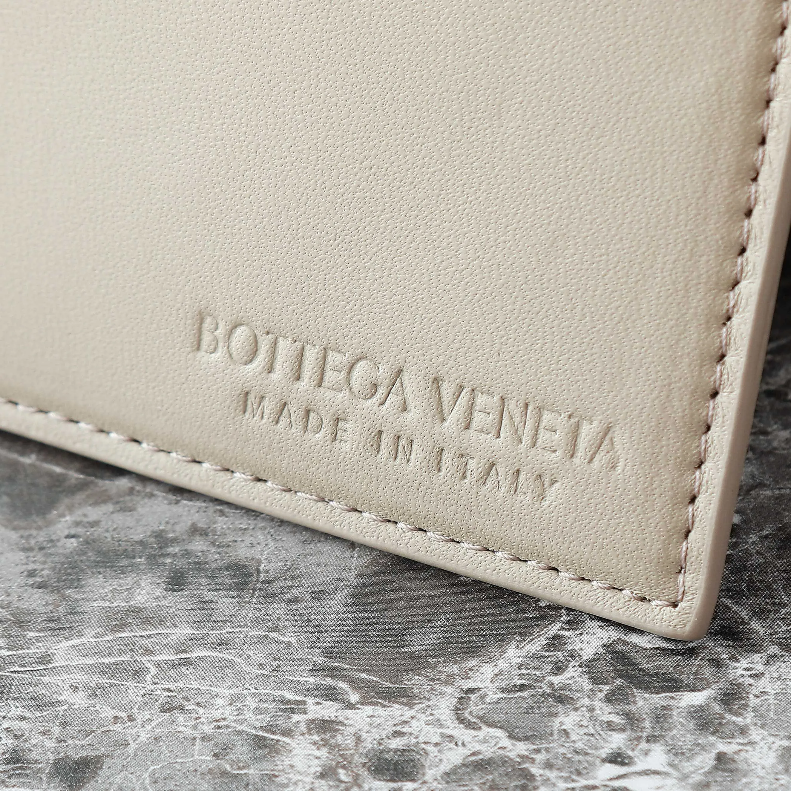 Batch 1660 BV25 spring and summer new product Mini pinacoteca two-tone surface. The weaving process is also super exquisite. Every texture is delicate and clear, and you can see the full ingenuity. 👜The bag uses 1 cm leather strips, which are purely hand-woven, highlighting the brand's craftsmanship. The inside is flipped to reveal a smooth suede lining that can be used on both sides, taking into account both fashion and practicality. 	 The small size can be worn on one shoulder or across the body, making it super versatile for daily commuting! 	 💕Fashionable ladies who like BV, come to me to get the same style~ ​Model number: 819004 ​Size: 24*15*12cm